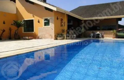 Casa à venda com piscina e 3 quartos em peruíbe, no bairro balneario sao joao batista