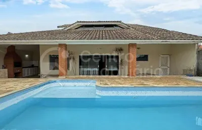 Casa à venda com piscina e 3 quartos em peruíbe, no bairro jardim imperador