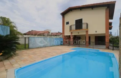 Casa à venda com piscina e 5 quartos em peruíbe, no bairro jardim icaraiba