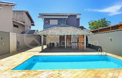 Casa à venda com piscina e 4 quartos em peruíbe, no bairro centro