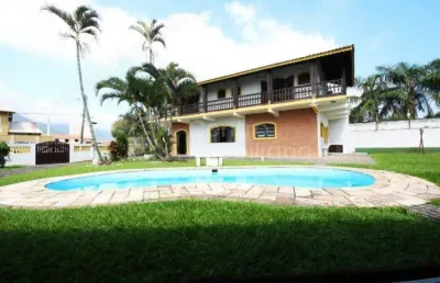 Casa à venda com piscina e 4 quartos em peruíbe, no bairro centro