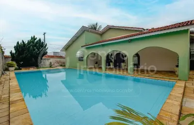 Casa à venda com piscina e 3 quartos em peruíbe, no bairro stella maris