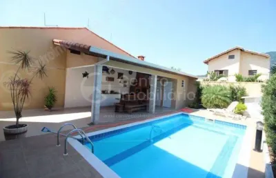 Casa à venda com piscina e 6 quartos em peruíbe, no bairro centro