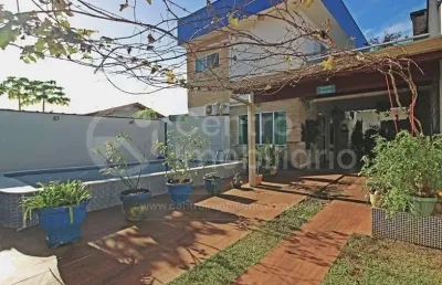Casa à venda com piscina e 3 quartos em peruíbe, no bairro jardim marcia