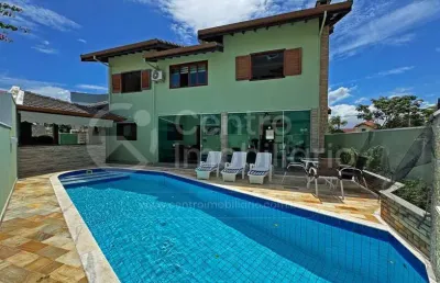 Casa à venda com piscina e 4 quartos em peruíbe, no bairro jd tres marias