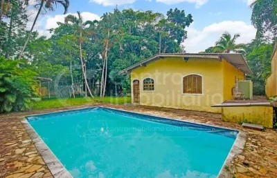 Casa à venda com piscina e 2 quartos em peruíbe, no bairro estância são marcos