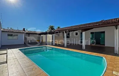 Casa à venda com piscina e 4 quartos em peruíbe, no bairro jardim três marias