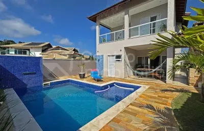 Casa à venda com piscina e 3 quartos em peruíbe, no bairro jd tres marias