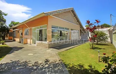 Casa à venda com piscina e 3 quartos em peruíbe, no bairro centro