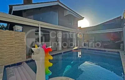 Casa à venda com piscina e 3 quartos em peruíbe, no bairro jardim imperador