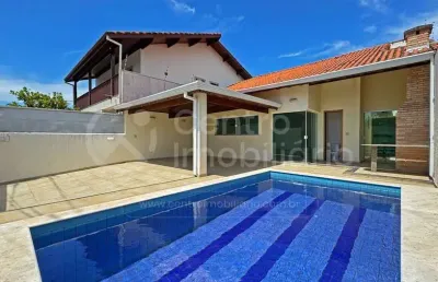 Casa à venda com piscina e 3 quartos em peruíbe, no bairro jardim três marias