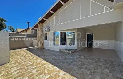Casa à venda com piscina e 3 quartos em peruíbe, no bairro jardim imperador