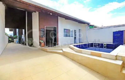 Casa à venda com piscina e 3 quartos em peruíbe, no bairro balneário casa blanca
