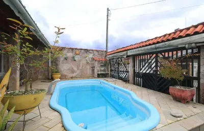 Casa à venda com piscina e 3 quartos em peruíbe, no bairro centro