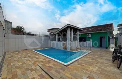 Casa à venda com piscina e 4 quartos em peruíbe, no bairro centro