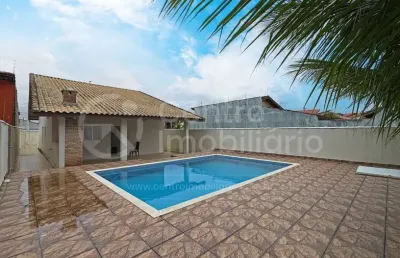 Casa à venda com piscina e 3 quartos em peruíbe, no bairro maria h novaes