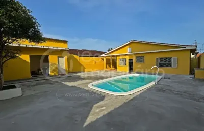 Casa à venda com piscina e 2 quartos em peruíbe, no bairro centro