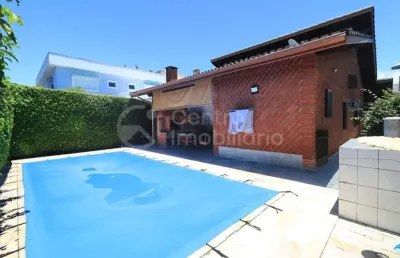 Casa à venda com piscina e 3 quartos em peruíbe, no bairro bougainvillee ii