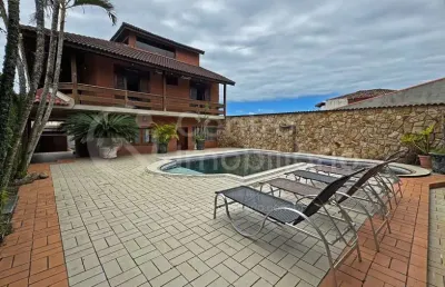 Casa à venda com piscina e 4 quartos em peruíbe, no bairro maria h novaes