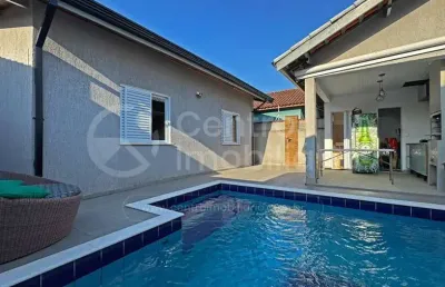 Casa à venda com piscina e 3 quartos em peruíbe, no bairro jardim três marias