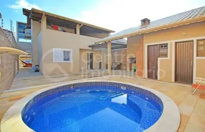Casa à venda com piscina e 3 quartos em peruíbe, no bairro jardim beira mar