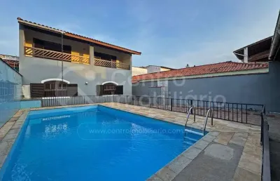 Casa à venda com piscina e 5 quartos em peruíbe, no bairro centro