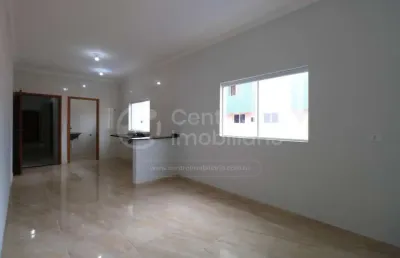 Apartamento à venda com 2 quartos (1 suítes) em peruíbe, no bairro centro