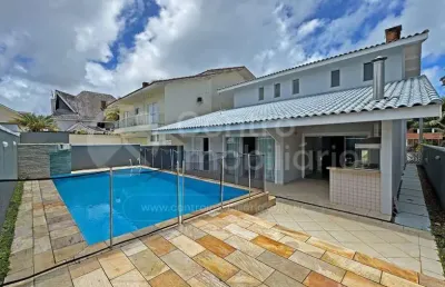 Casa à venda com piscina e 4 quartos em peruíbe, no bairro bougainvillee i