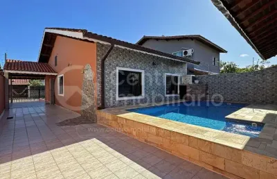 Casa à venda com piscina e 3 quartos em peruíbe, no bairro jardim três marias