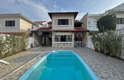 Casa à venda com piscina e 4 quartos em peruíbe, no bairro jardim três marias