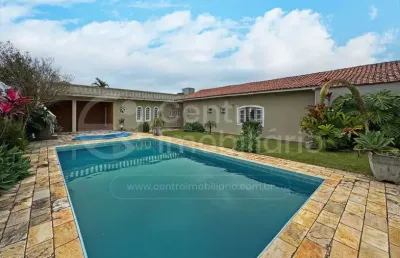 Casa à venda com piscina e 3 quartos em peruíbe, no bairro balneario sao joao batista