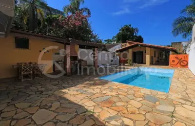 Casa à venda com piscina e 3 quartos em peruíbe, no bairro centro