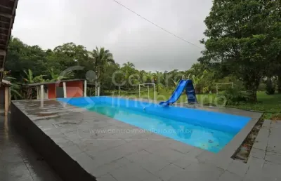 Casa à venda com piscina e 3 quartos em peruíbe, no bairro bananal