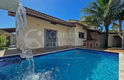 Casa à venda com piscina e 3 quartos em peruíbe, no bairro jardim mar e sol