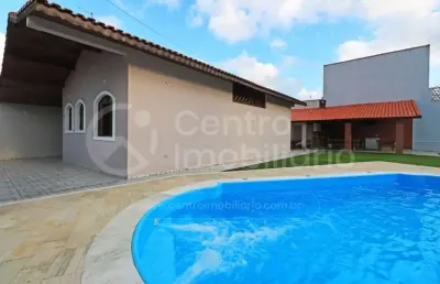 Casa à venda com piscina e 3 quartos em peruíbe, no bairro parque balneario oasis