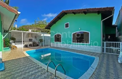 Casa à venda com piscina e 3 quartos em peruíbe, no bairro stella maris