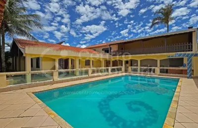 Casa à venda com piscina e 3 quartos em peruíbe, no bairro jardim três marias