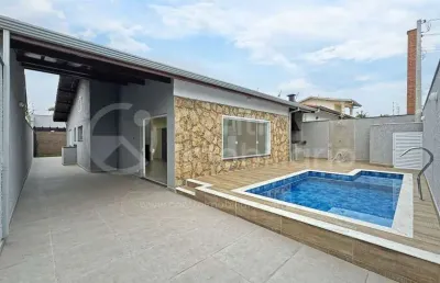 Casa à venda com piscina e 3 quartos em peruíbe, no bairro jardim imperador