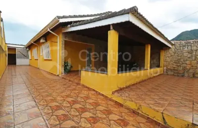 Casa à venda com 3 quartos em peruíbe, no bairro centro