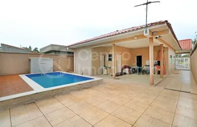 Casa à venda com piscina e 3 quartos em peruíbe, no bairro jardim beira mar