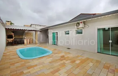 Casa à venda com piscina e 4 quartos em peruíbe, no bairro jardim três marias