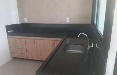 Casa a venda em dois pavimentos, com 3/4 sendo um suíte com sacada , bairro bem