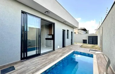 Casa térrea com 03 suítes, 05 banheiros, completa em armários à venda no portal da mata