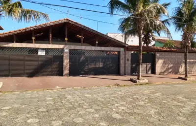 Casa á venda isolada, arejada e ensolarada! em praia grande