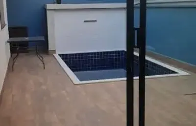Casa com 3 suítes em condomínio, piscina e 4 vagas de garagem.
