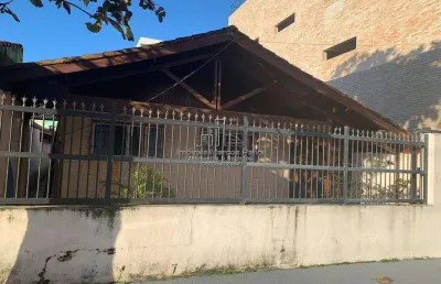 Linda casa proximo ao centro de mongagua, perto de comercios e escolas , 50 metros da praia !!!