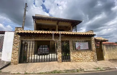 A casa ideal para você e sua família, com 250m² de construção e 3 suítes, casa aconchegante e local