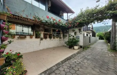Apartamento com 8 quartos para alugar na pousada da paia, 64, armação do pântano do sul, florianópolis por r$ 1.700