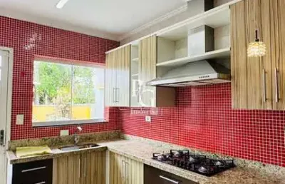 Casa térrea com laje 79m + espaço gourmet nos fundos do imóvel de 50m - 2 quartos sendo 1 suíte + closet e vaga de garagem coberta