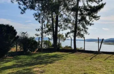 Belo rancho às margens da represa de emborcação em araguari-mg